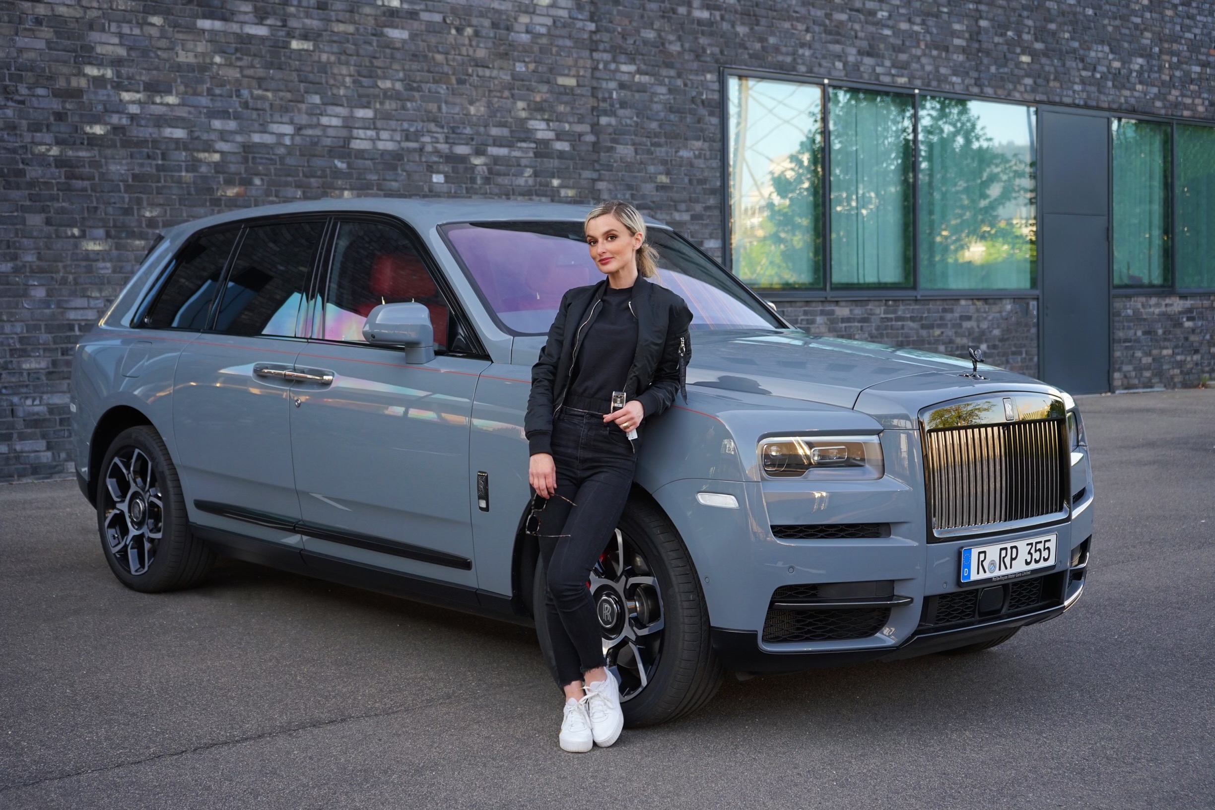 Read more about the article Rolls Royce Cullinan Black Badge 2021